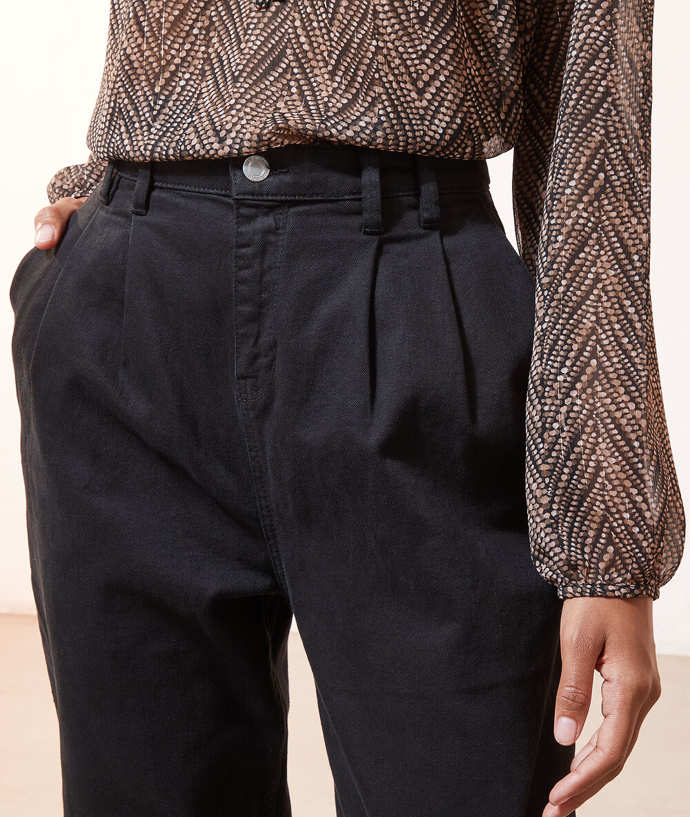 Pantalon carotte noir.