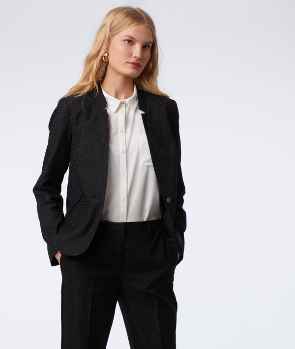 Veste tailleur à pois noir.