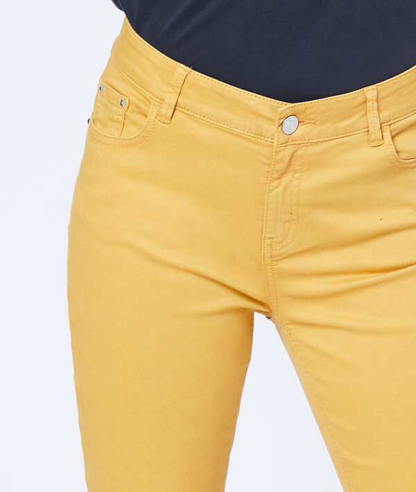 Pantalon slim court en coton ocre.