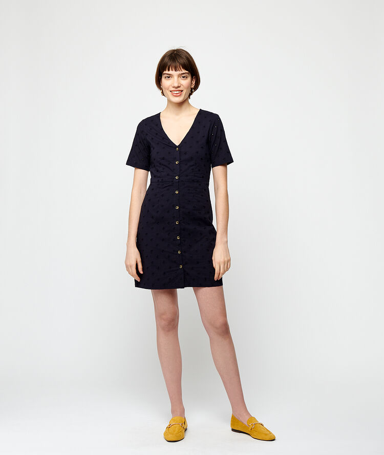 Robe boutonnée en guipure marine.