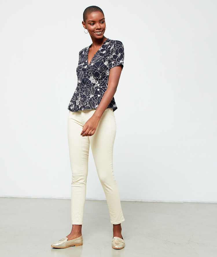 Blouse cache-coeur à imprimé fleuri noir.