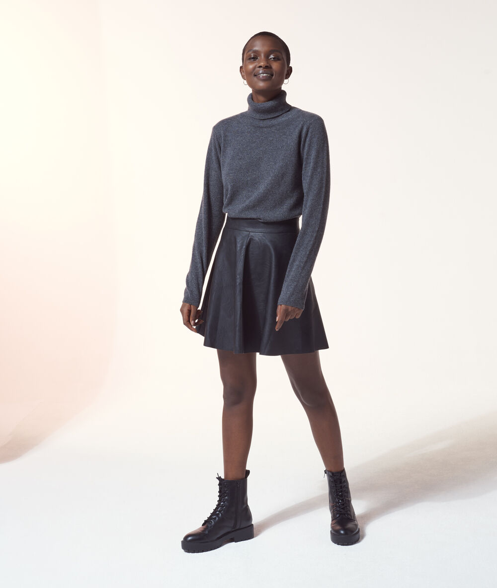 Jupe patineuse effet cuir noir.