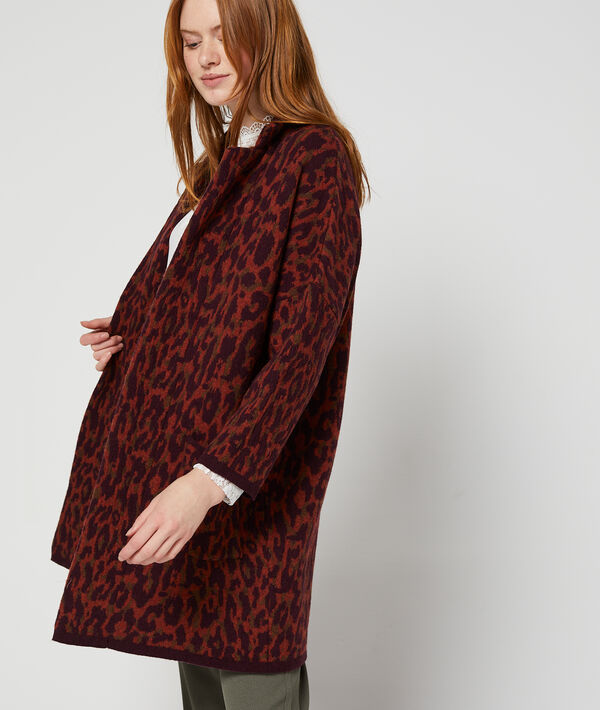 Gilet long à motifs léopard rouge.