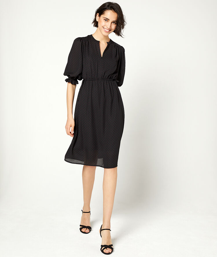 Robe smockée à pois noir.