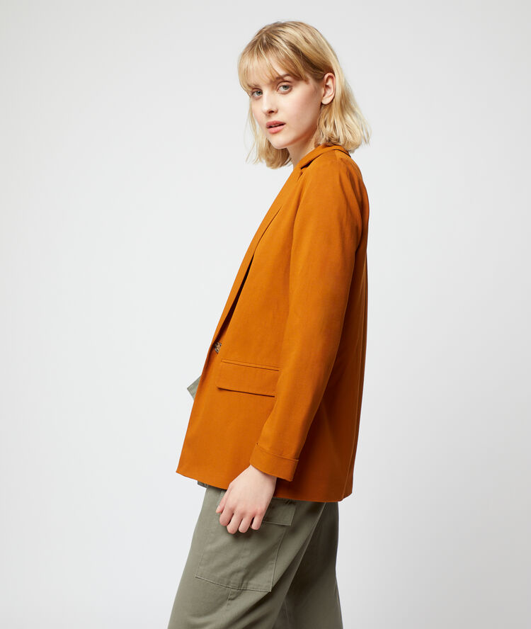 Veste de tailleur camel.