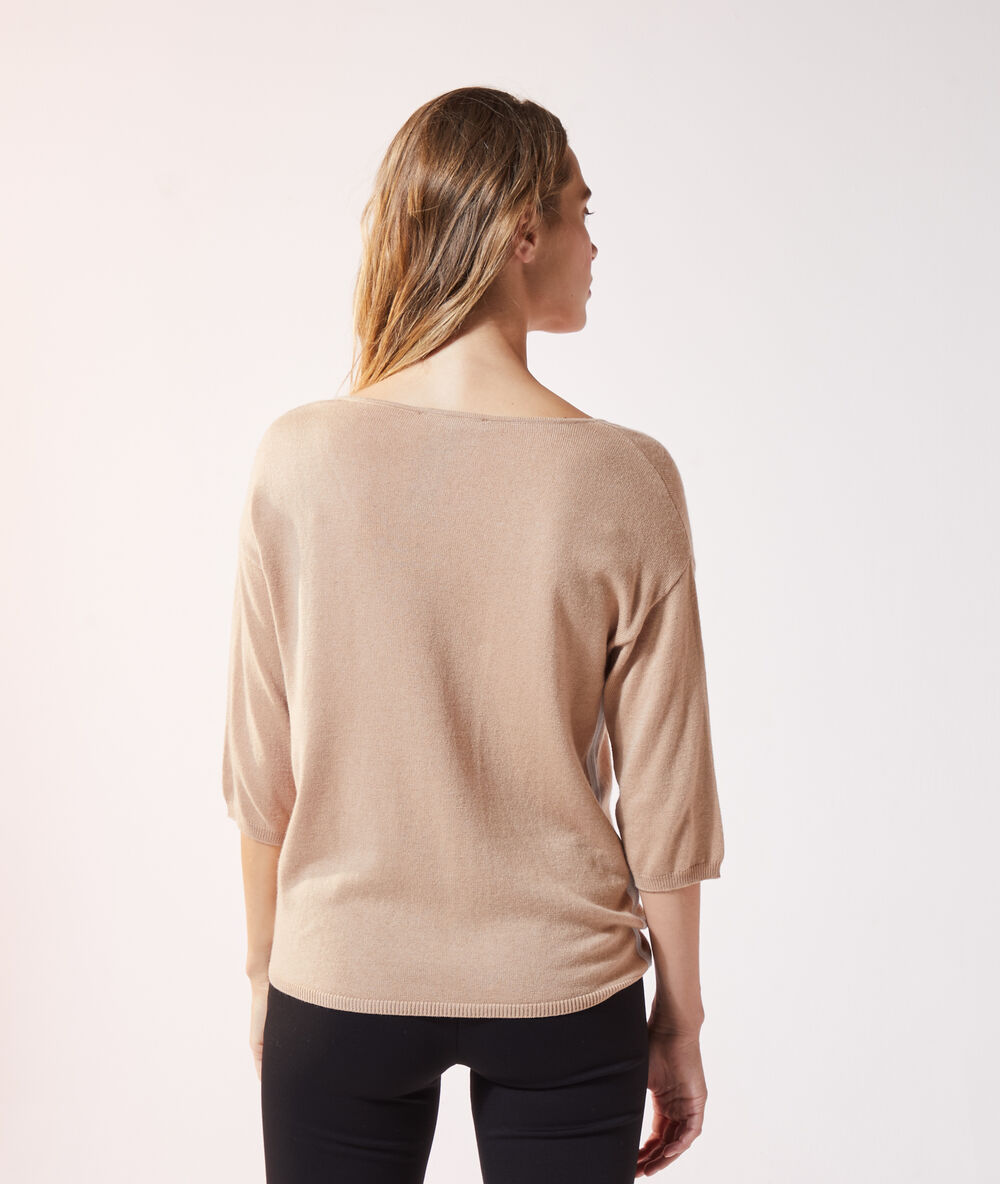 Pull col v en maille fine camel clair.