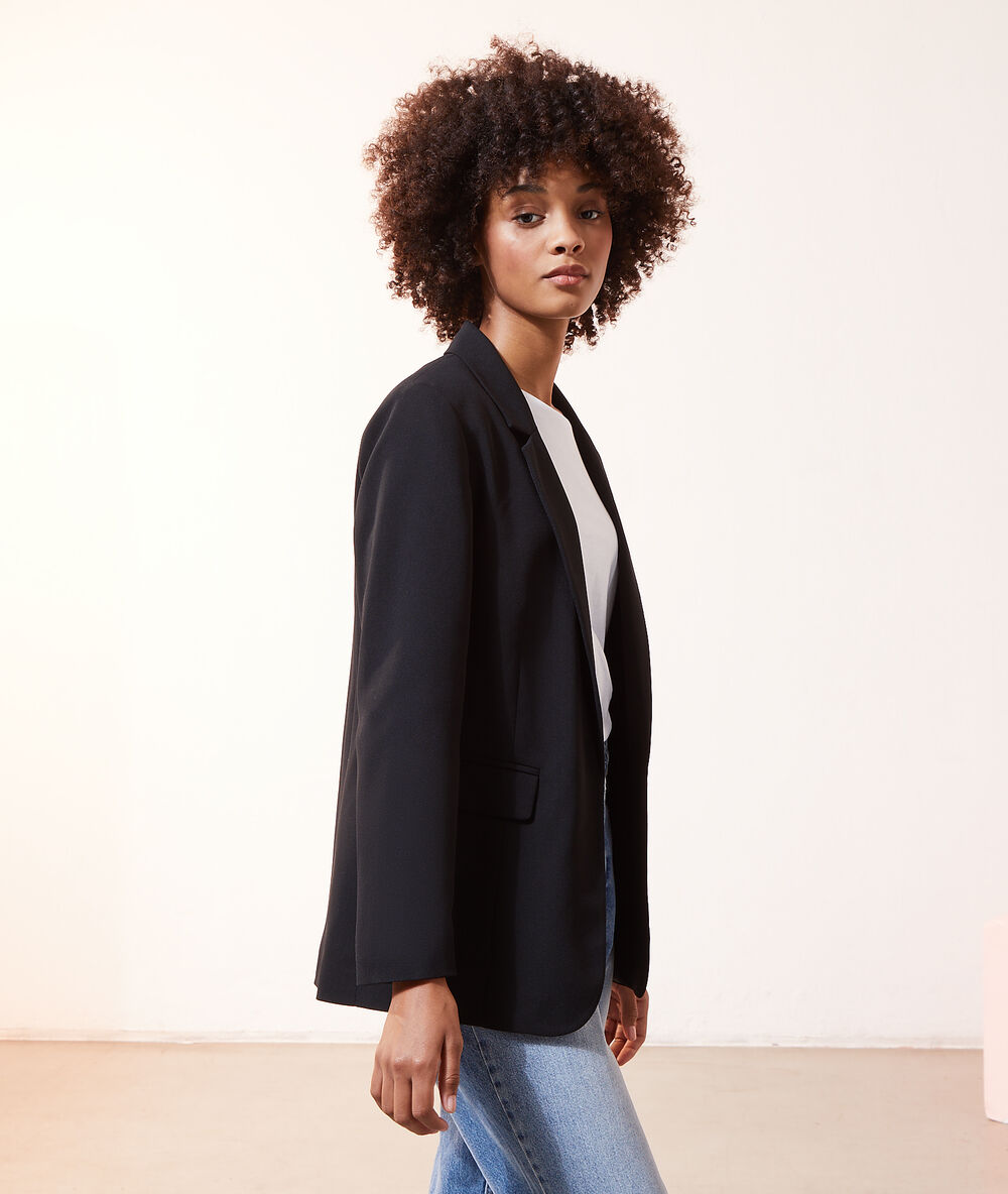 Veste de tailleur cintrée noir.