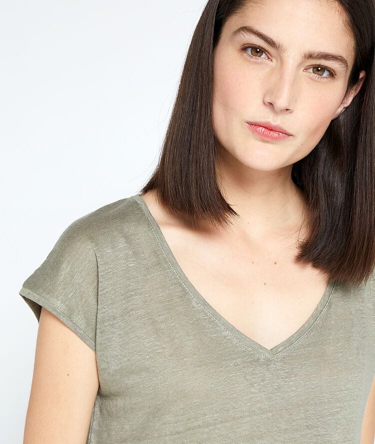 T-shirt col v kaki clair.