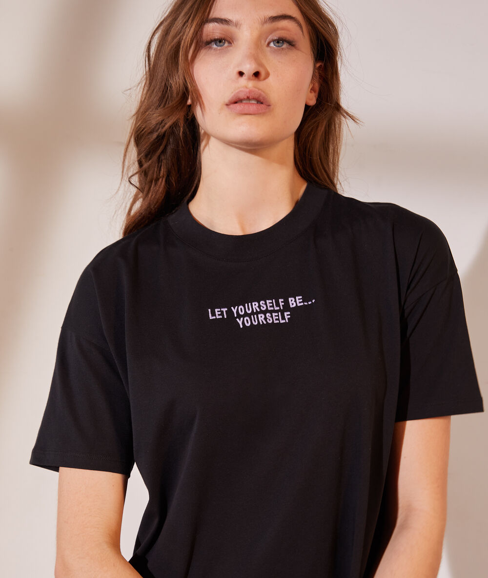 Robe t-shirt avec volants "let yourself be..." noir.