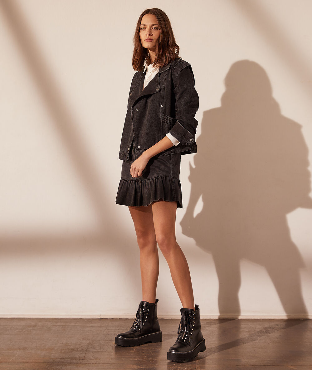 Blouson en jean avec épaulettes noir.