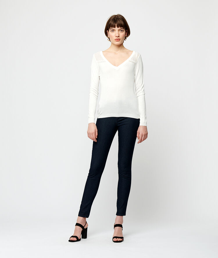 Pull maille fine dos guipure ecru.