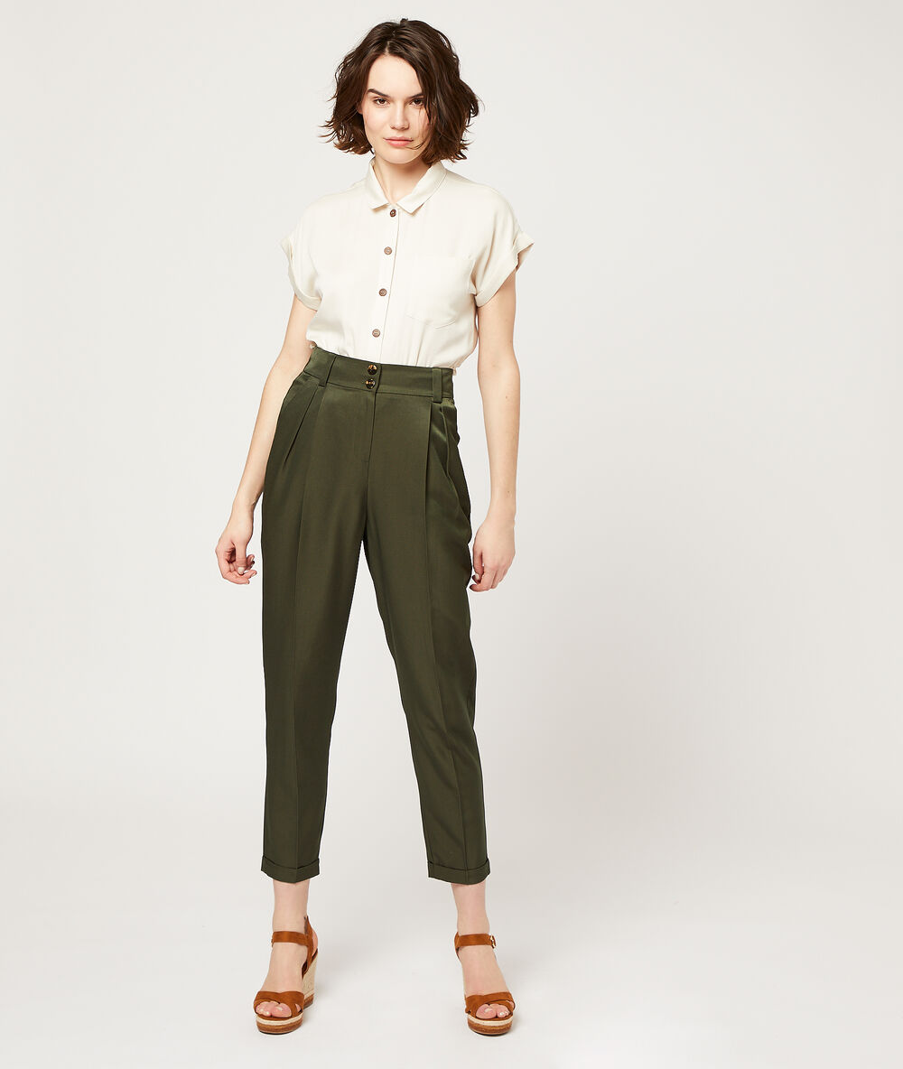 Pantalon carotte kaki.