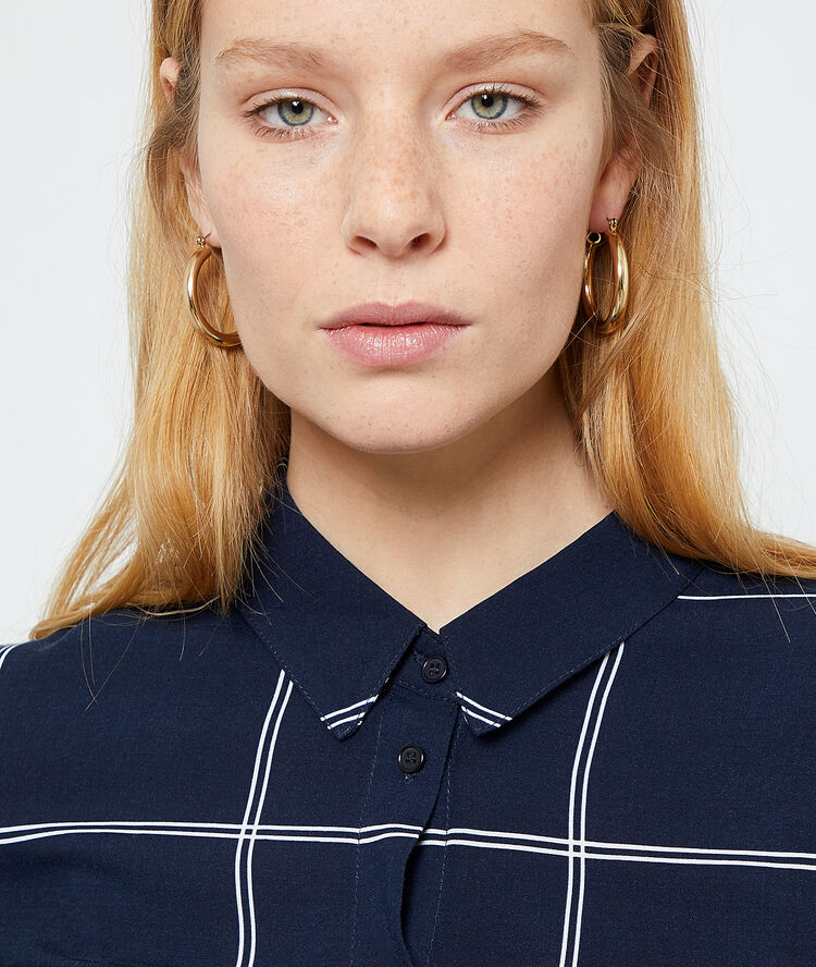 Chemise à carreaux marine.