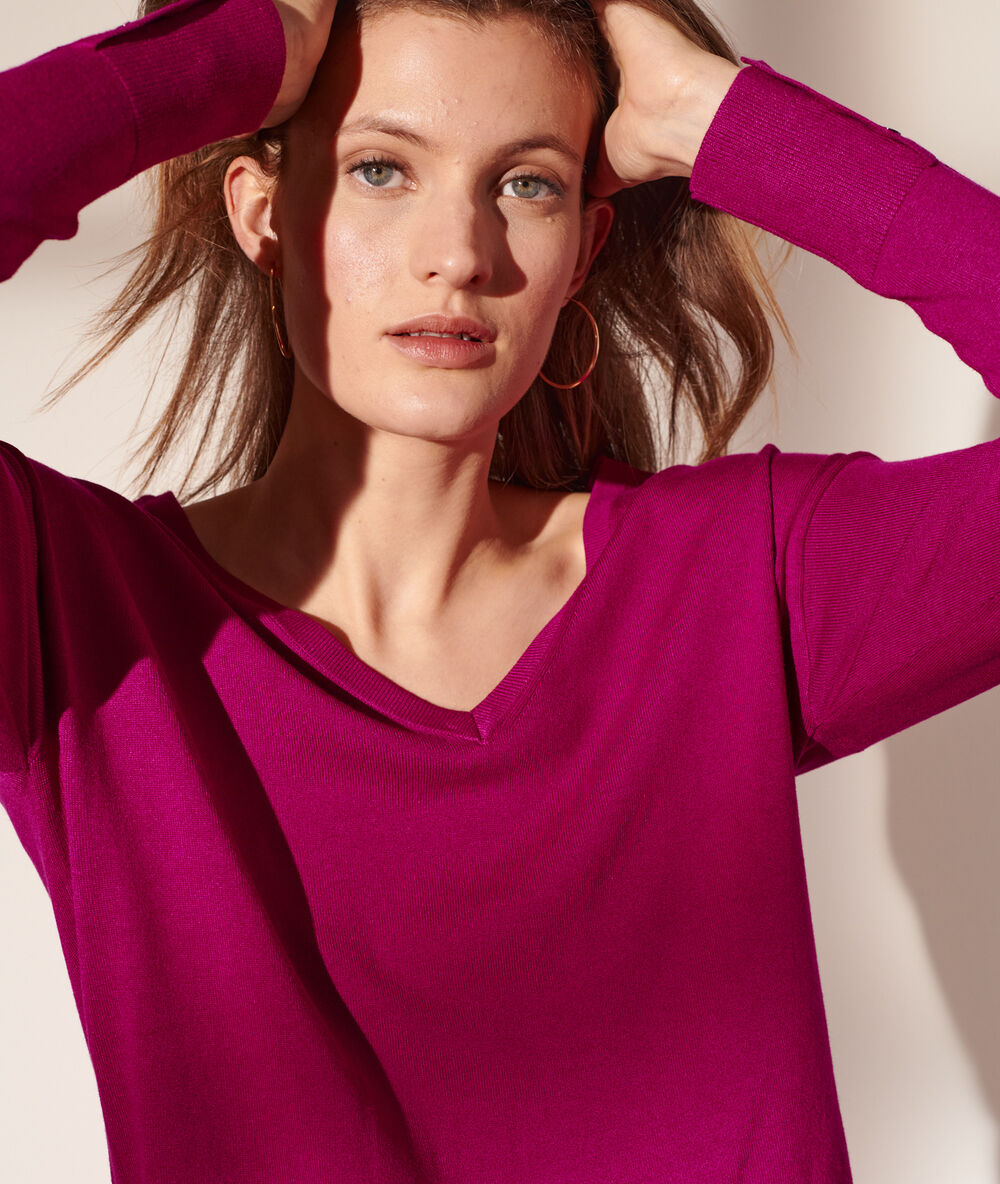 Pull col v en maille fine framboise.