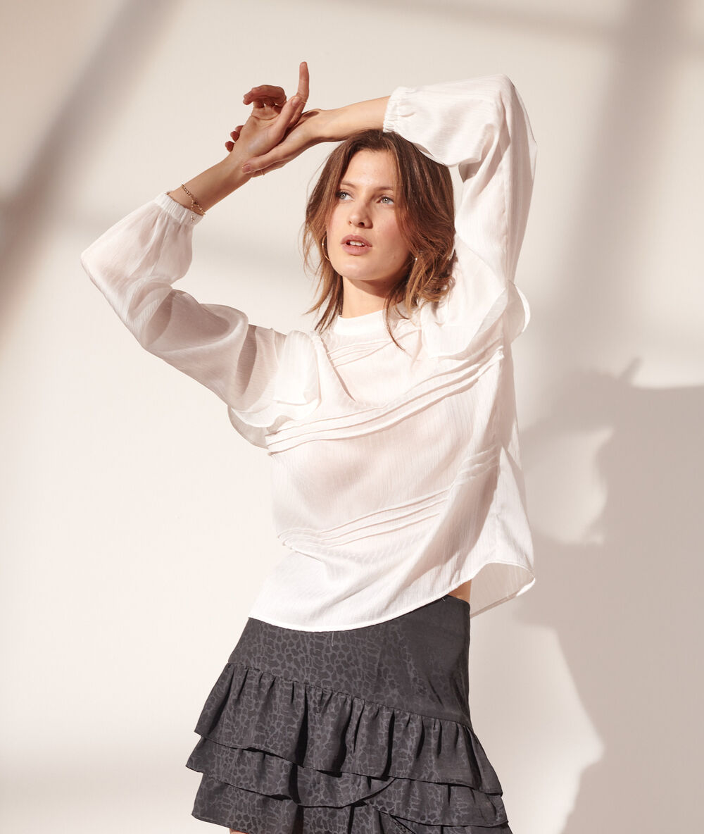 Blouse col montant à volants ecru.