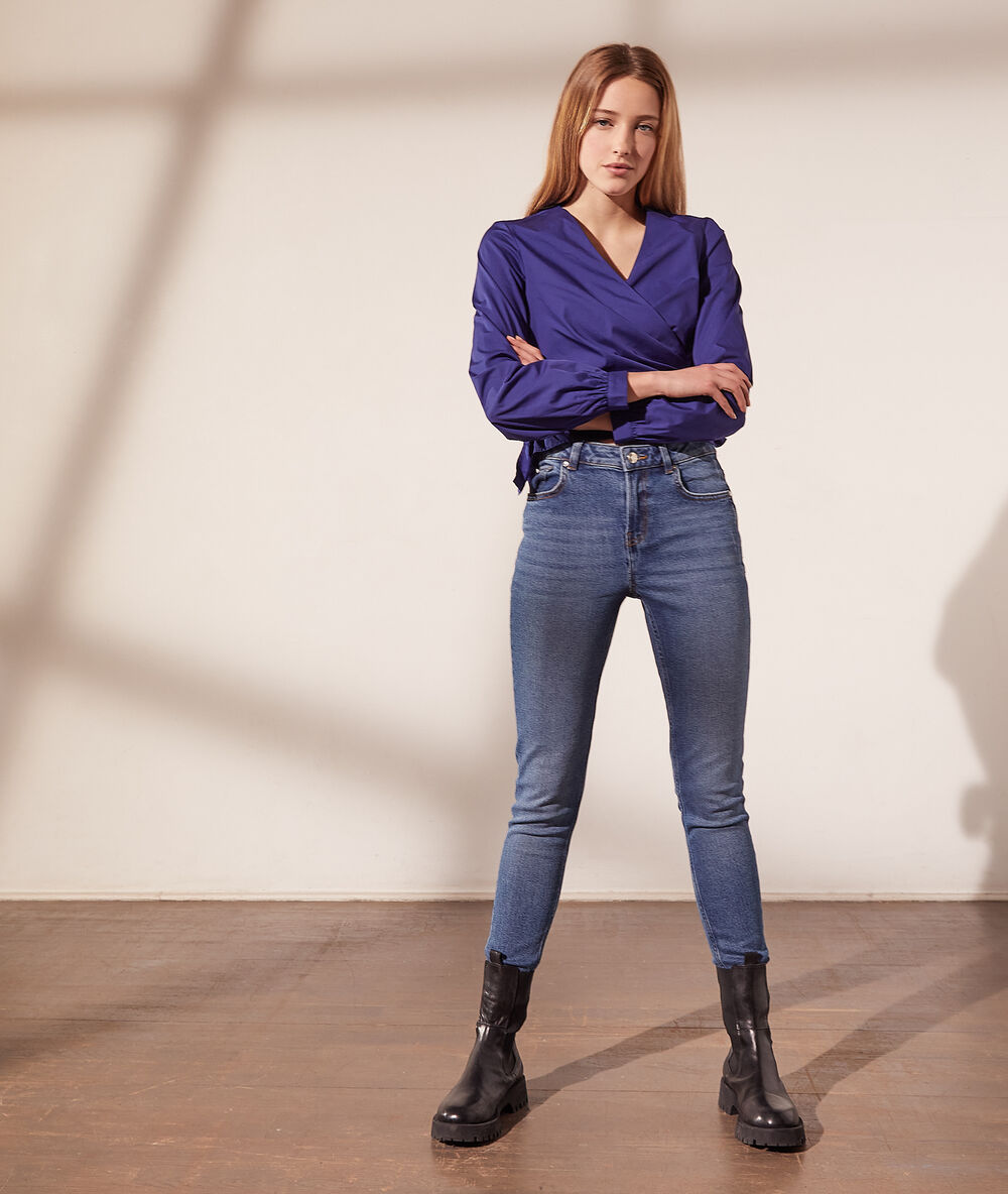 Blouse cache-cœur indigo.