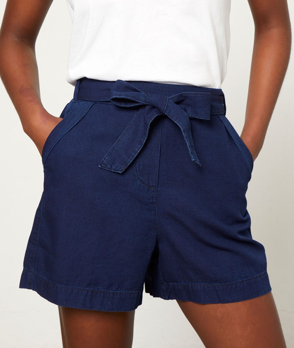 Short à nouer brut.