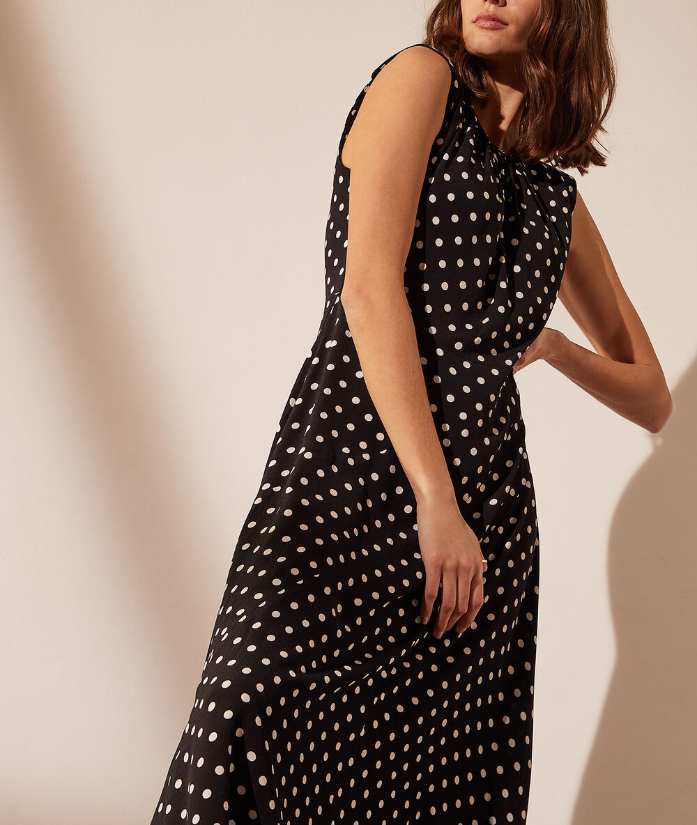 Robe longue à pois noir.