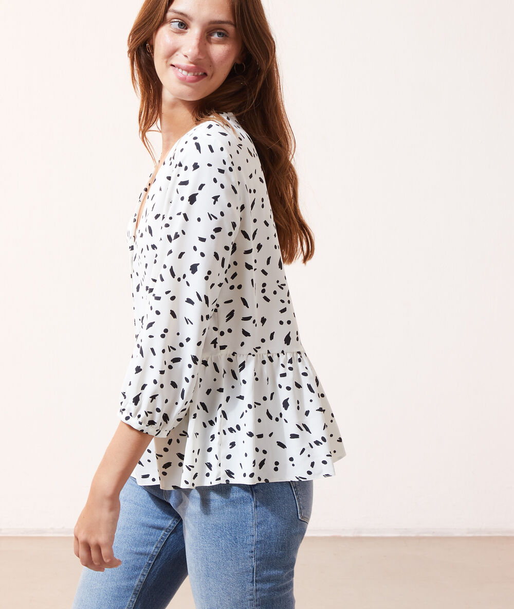 Blouse volantée à boutons ecru.