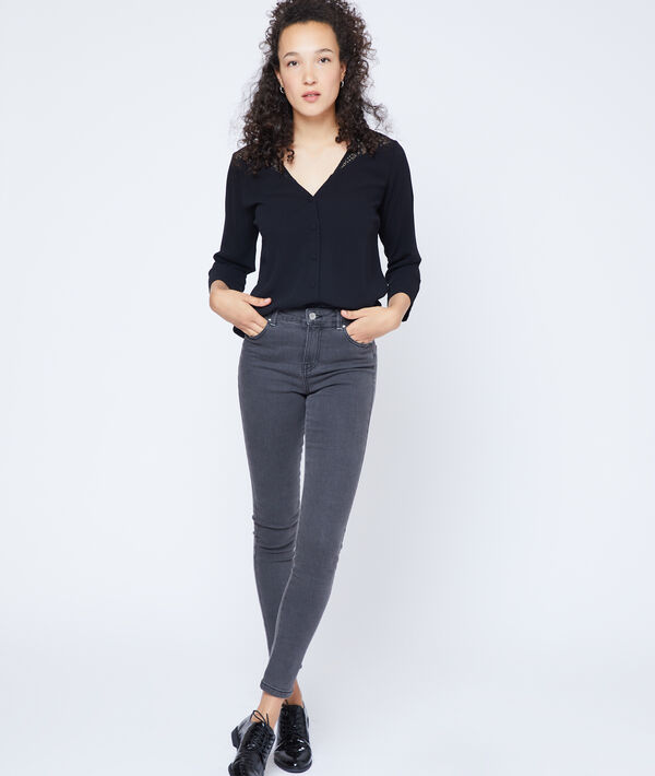 Blouse boutonnée à guipure noir.