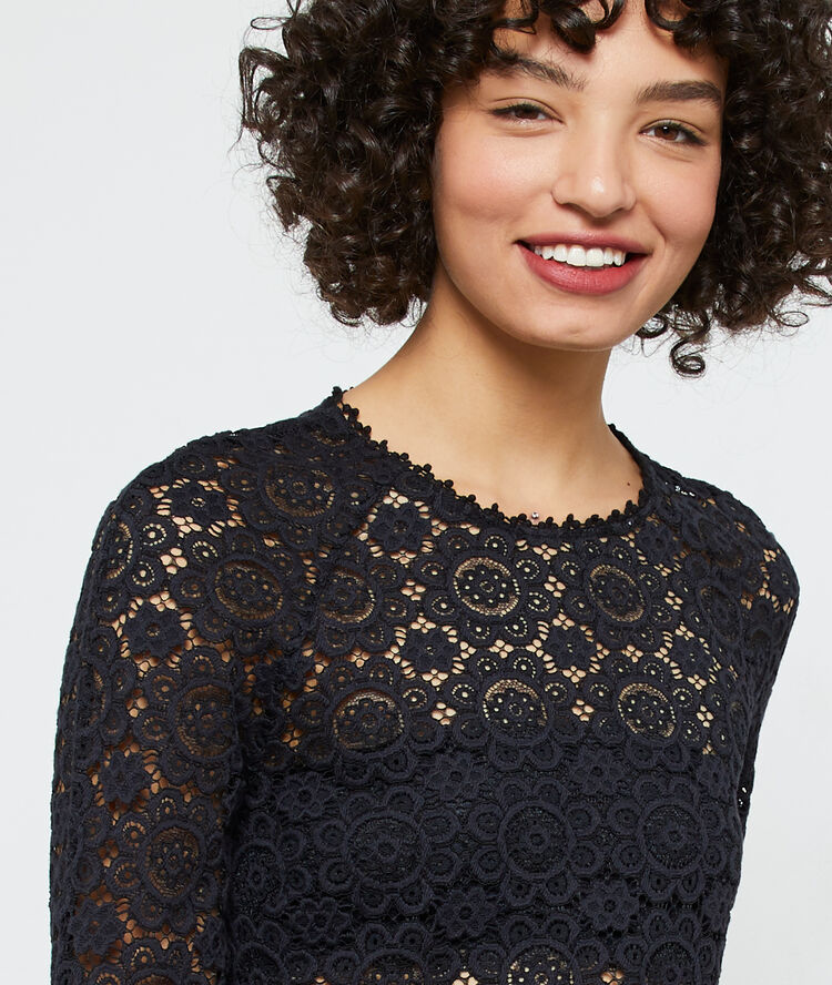 Blouse en dentelle noir.