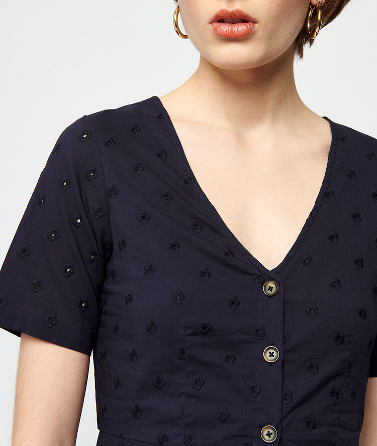 Robe boutonnée en guipure marine.