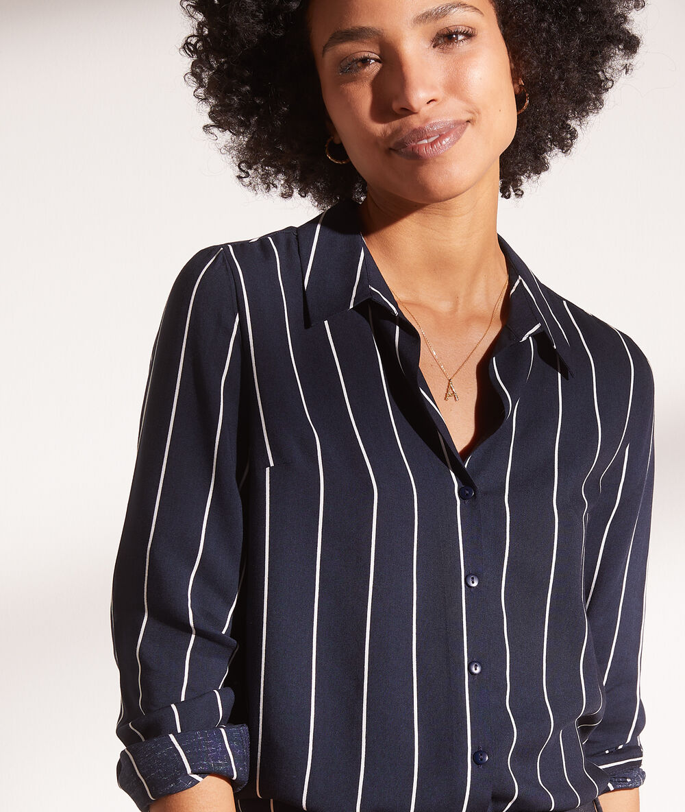 Chemise rayée marine.
