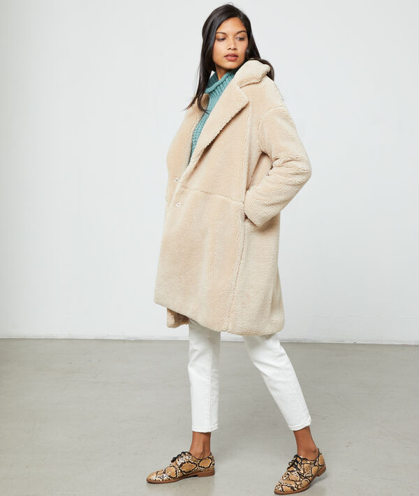 Manteau long effet peau lainée beige rose.