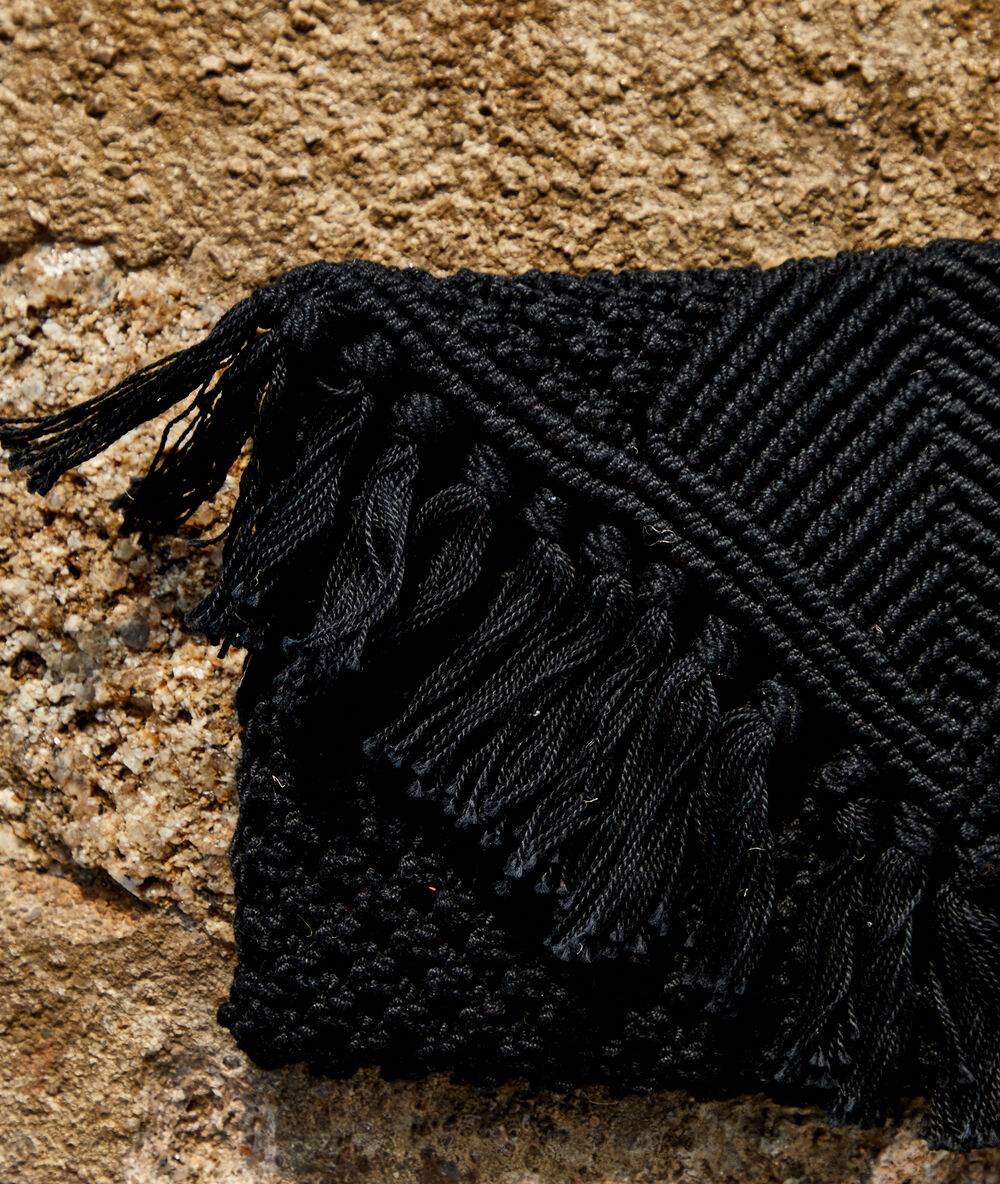 Pochette tressée avec franges noir.
