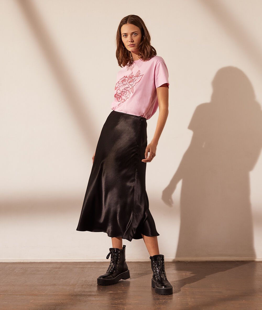 T-shirt avec roses brodées guimauve.