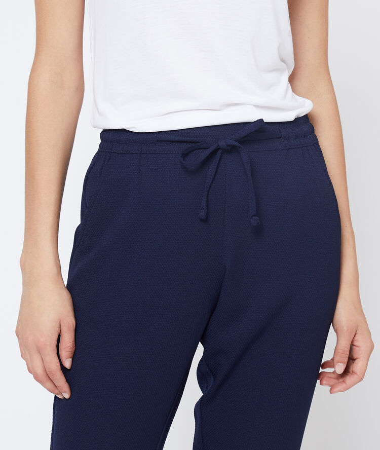 Pantalon carotte ceinturé bleu.