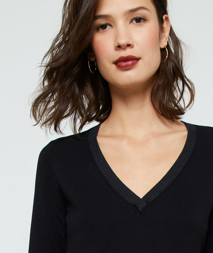 Pull col v en maille fine noir.