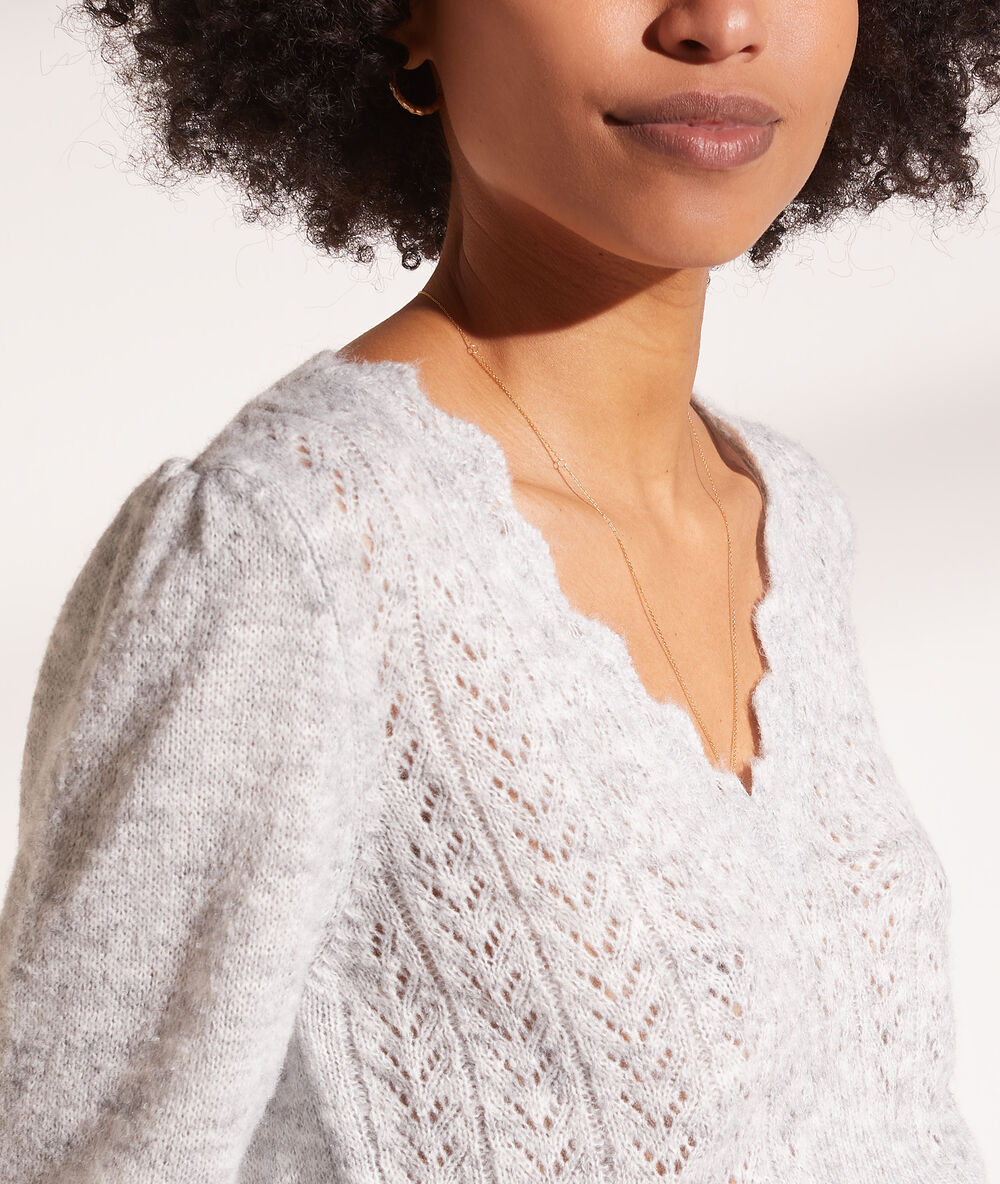 Pull pointelle col v gris chine.