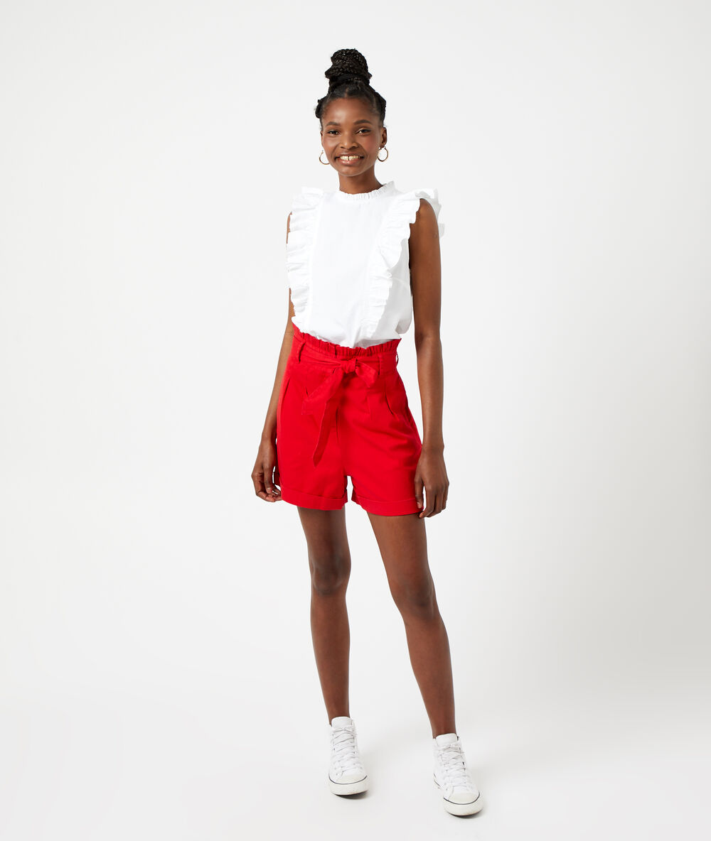 Blouse à volants ecru.