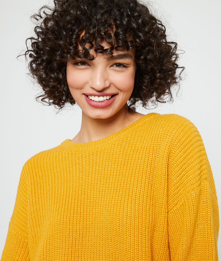 Pull en grosse maille curry.