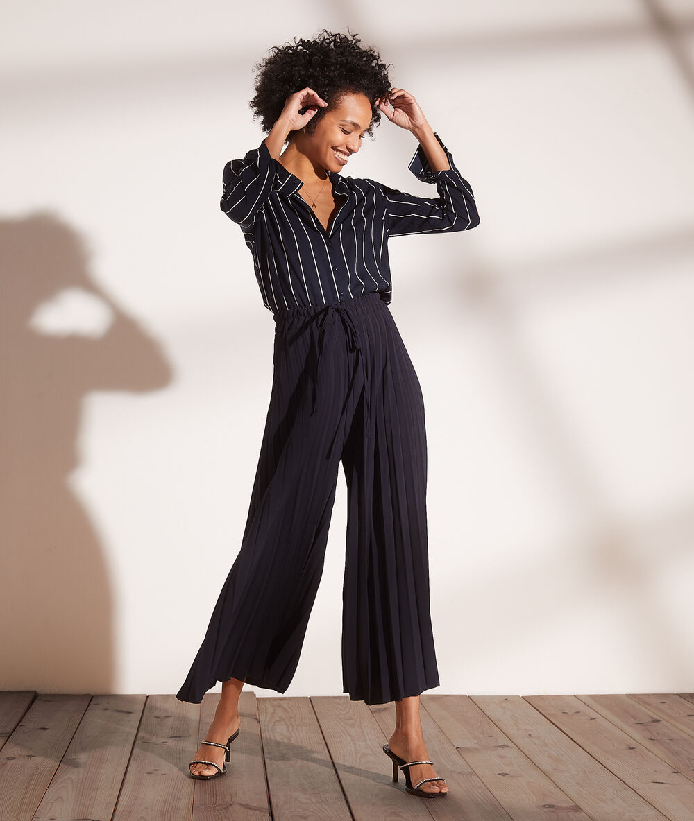 Pantalon large plissé bleu marine.