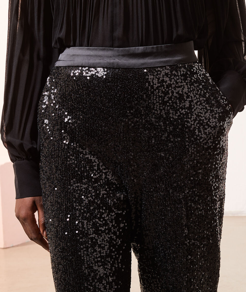Pantalon flare à sequins noir.