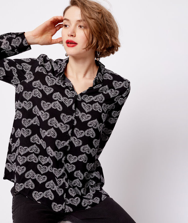 Chemise à motifs cœur noir.