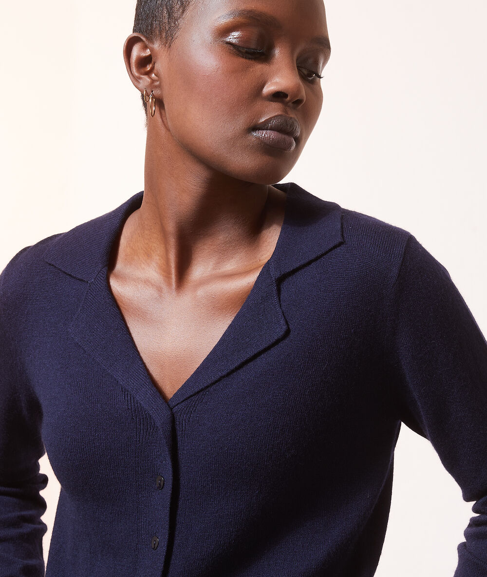 Cardigan maille fine encre.