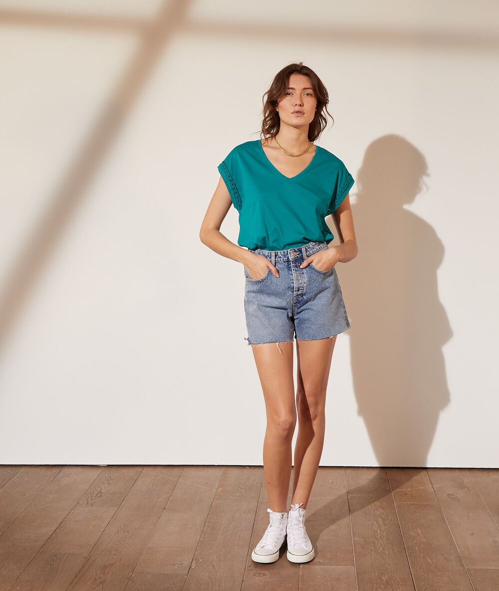 T-shirt col v manches tressées turquoise.