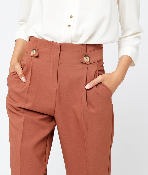 Pantalon cigarette à pince savane.