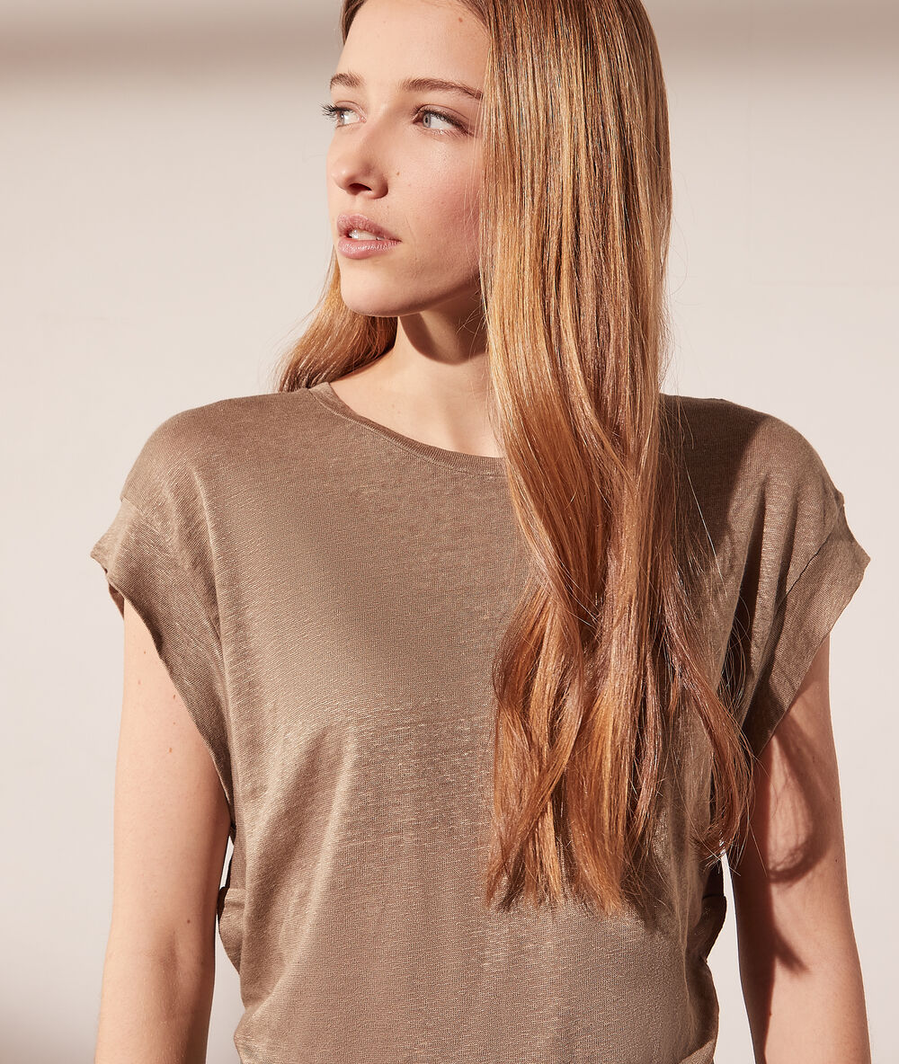 T-shirt col rond en lin kaki clair.