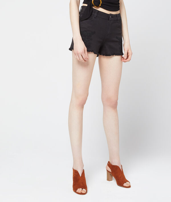 Short à broderies noir.