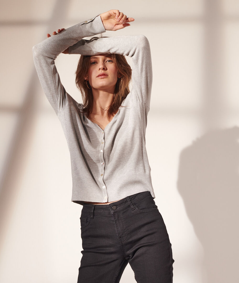Gilet en maille fine gris chine clair.