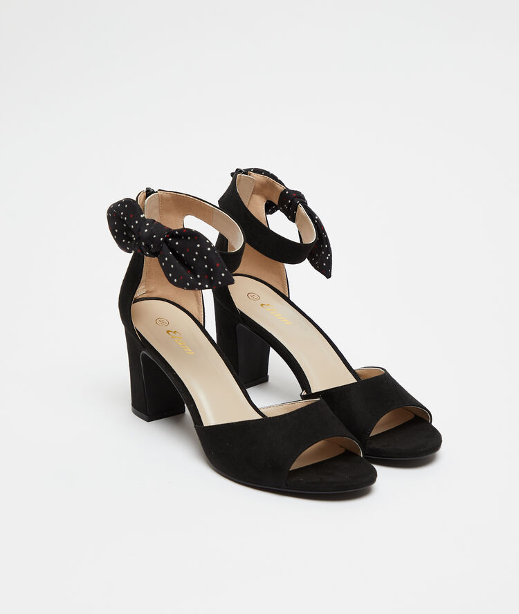 Sandales nouées à talons noir.