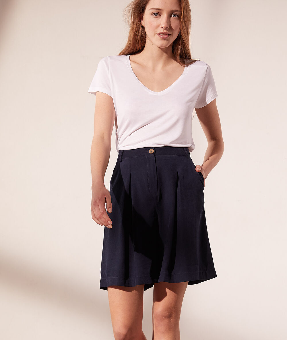 T-shirt col v blanc.