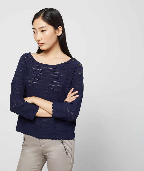 Pull en maille ajourée marine.