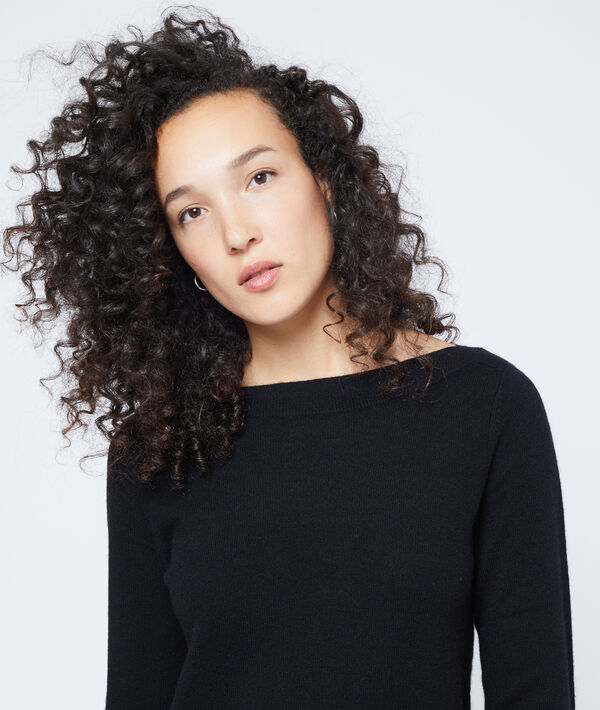 Robe pull en cachemire noir.