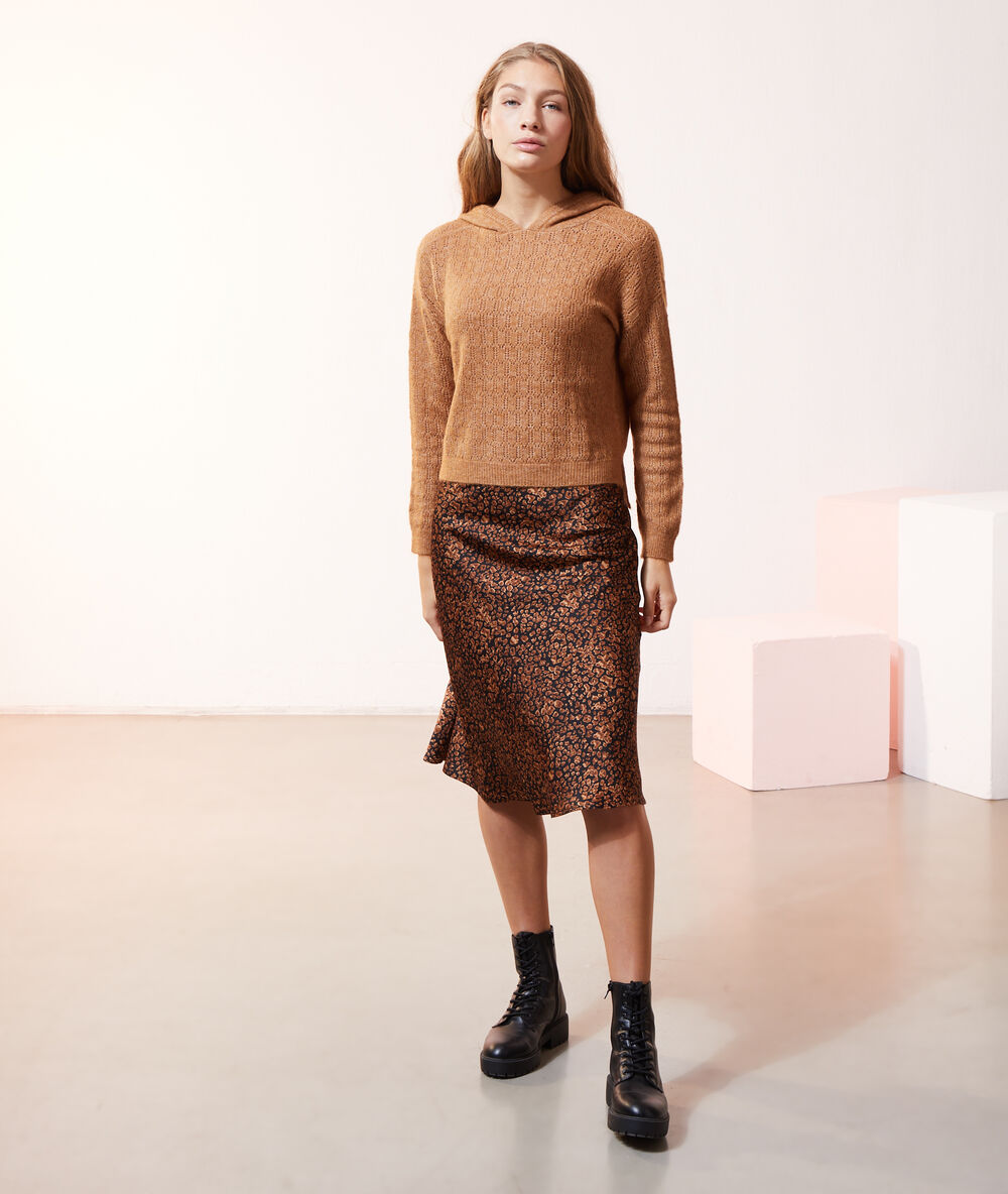 Pull à capuche en maille pointelle caramel.