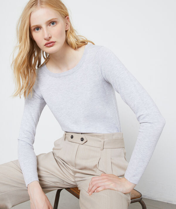 Pull col rond en maille fine gris chine clair.